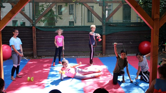 Kinder nehmen an einem Zirkus Workshop Teil