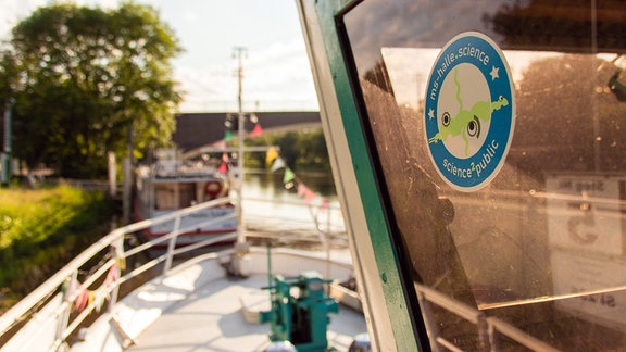 Das Schiff Science2Public liegt im Hafen von Halle