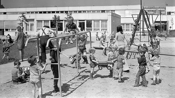 Historische Fotografie von 1973: Kinder auf einem Spielplatz in einem Kindergarten in der DDR.