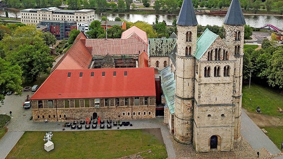 Das Kloster Unser Lieben Frauen mitten in Magdeburg lohnt schon allein wegen seiner Geschichte und Architektur einen Besuch, im Inneren bietet das Kunstmuseum Sehenswertes und Abkühlung.