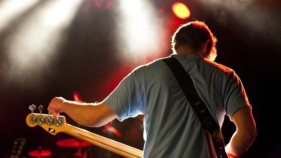 Rock-Konzert mit einem Bassisten im Scheinwerferlicht