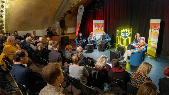 Veranstaltung zum Countdown zur Leipziger Buchmesse Auf dem Podium (von links nach rechts): Kerstin Krämer, Projektdirektorin Bildung, Kinder+Jugend, Manga-Comic-Con, die Buchmesse-Direktorin Astrid Böhmisch, Jörg Schieke (MDR KULTUR), Margot Dijkgraaf und Bettina Baltschev, Kuratorinnen des Gastlandauftritts Niederlande/Flandern sowie Content Creator Ole Liebl