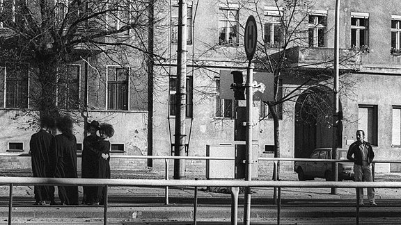 Mitglieder der Schwarzen Szene stehen an Straßenbahnhaltestelle Metzer Straße, Berlin 1988.