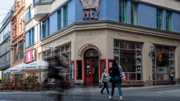 Blick auf das Neue Theater mit dem Restaurant Kulturinsel in Halle an der Saale.