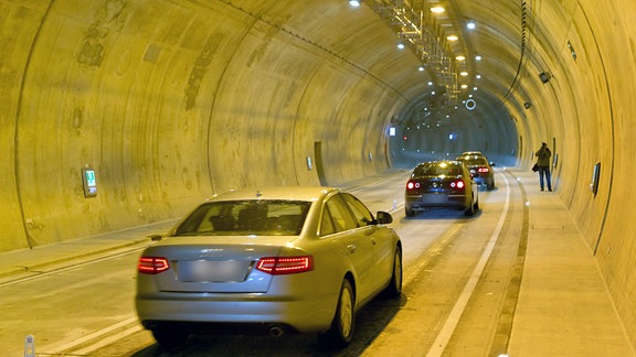 Die ersten Autos rollen am Dienstag (21.12.2010) in den zuvor offiziell für den Verkehr freigegebenen Tunnel Pörzberg bei Rudolstadt.