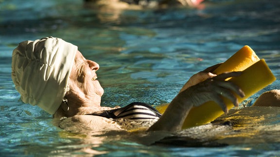 Rentnerin im Schwimmbad