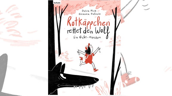 Cover eines Kinderbuches: Ein schwarz gehaltener Wolfskopf schaut von links ins Bild und blickt auf ein Mädchen mit schwarzen Haaren, rotem Käppi und kurzen roten Hosen, das lächelnd durch einen angedeuteten Wald hüpft.