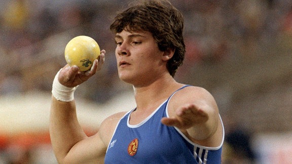 Die frühere DDR-Athletin Heidi Krieger konzentriert sich vor ihrem Versuch am 26.8.1986 bei der Leichtathletik-EM in Stuttgart. 