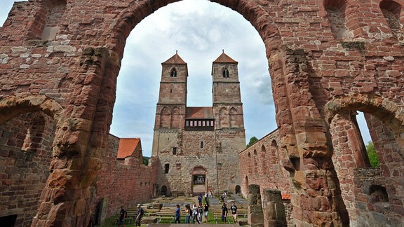 Im Hennebergischen Museum Kloster Veßra besichtigen Besucher die Ruine der Klosterkirche.