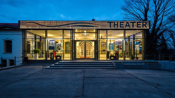 Theater Eisleben, Außenansicht bei Dämmerung