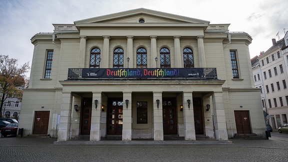 Das Gerhart-Hauptmann-Theater am Demianiplatz. 