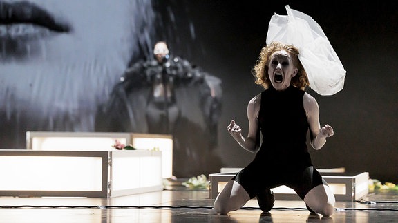 Szenenbild aus "Antigone" am Theater Plauen-Zwickau