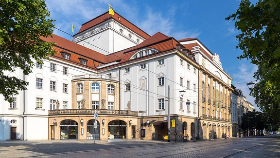 Schauspielhaus mit neuem Kassenfoyer in Dresden