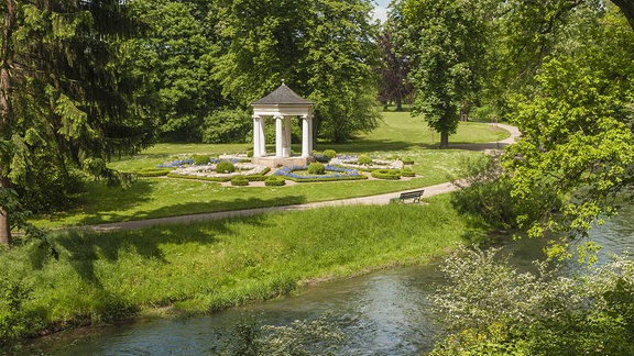 Musentempel am Fluss Ilm im Schloss und Landschaftspark Tiefurt