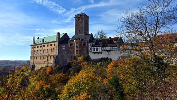 Das Herbstlaub leuchtet in der Sonne nahe der Wartburg. Die erste Woche der Herbstferien in Thüringen beginnt mit Bilderbuchwetter.