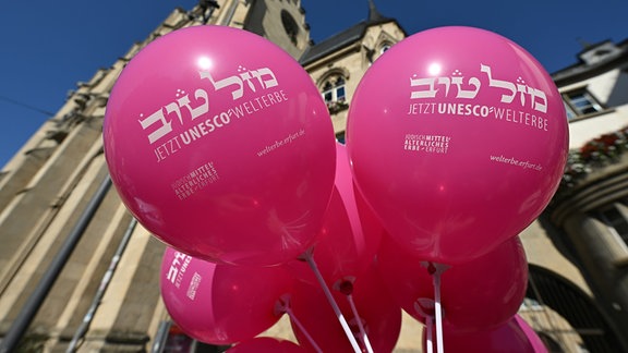 Jetzt UNESCO-Welterbe“ steht auf den Luftballons vor dem Erfurter Rathaus. 