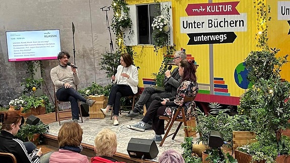 Amy Kirchhoff, Juan Garcia und Jürgen Oberschmidt in einer Podiumsdiskussion