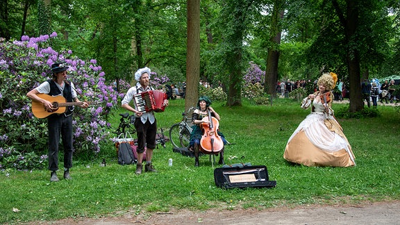 Teilnehmer des Viktorianischen Picknicks beim WGT 2024