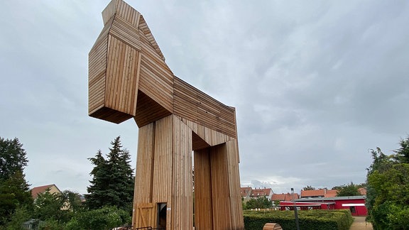 Ein begehbares Trojanisches Pferd aus Holz.