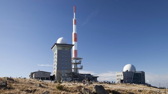 Herberge und Antennenmast am Gipfelplateau