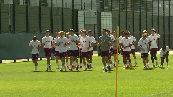 Das Team von RB Leipzig läuft sich gemeintschaftlich warm