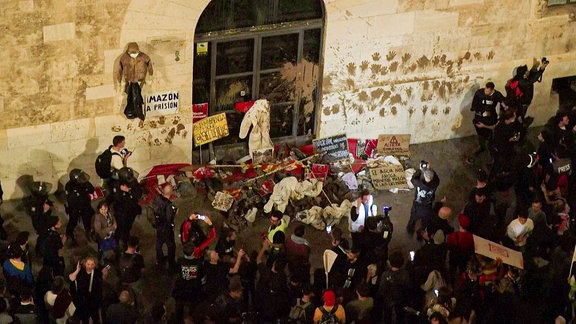 Ein Gebäude wird von Demonstranten beschmiert