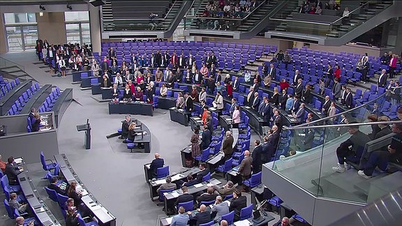 Abgeordnete stimmen stehend im Bundestag fpür Reformvorhaben