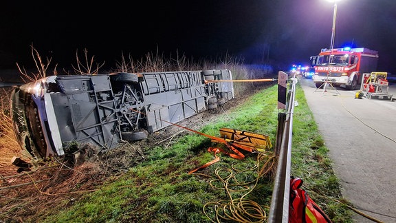 Ein Bus liegt nach einem Unfall auf der Seite an der Autobahn 44