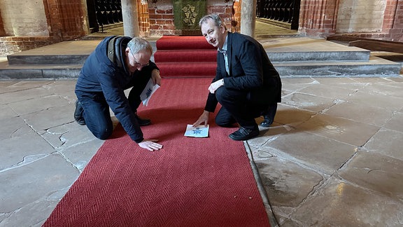 Pfarrer Markus Schütte und Architekt  Burkhard Wöbke am vermutlichen Grab von Heinrich von Gardelegen 