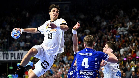 Handball: EM, Deutschland - Island, Hauptrunde, Gruppe 1, 1. Spieltag, Lanxess Arena. Deutschlands Julian Köster (l) steigt zum Wurf hoch.