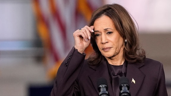 US-Vizepräsidentin Kamala Harris äußert sich auf dem Campus der Howard University in Washington zum Wahlausgang.