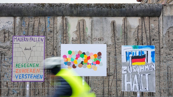 Plakaten zur Erinnerung an 35 Jahre friedliche Revolution und Mauerfall am 09. November 1989 hängen in der Niederkirchner Straße vor den Resten der Mauer vor dem Dokumentationszentrum Topographie des Terrors.