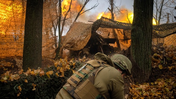 Ein Soldat der 13. Brigade der ukrainischen Nationalgarde feuert mit einem Giatsint-B-Geschütz auf russische Stellungen in der Nähe von Charkiw, Ukraine.