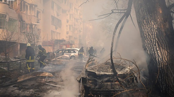 Rettungskräfte arbeiten in Odessa daran, ein Feuer nach einem russischen Raketenangriff zu löschen.