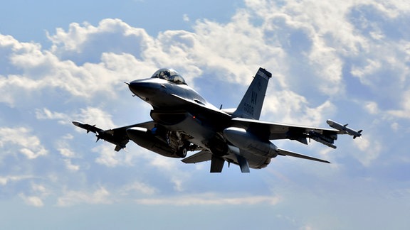 Auf diesem von der US-Luftwaffe zur Verfügung gestellten Bild hebt eine F-16 Fighting Falcon der 510th Fighter Squadron während der Red Flag 24-1 auf dem Luftwaffenstützpunkt Nellis, Nevada, ab. 