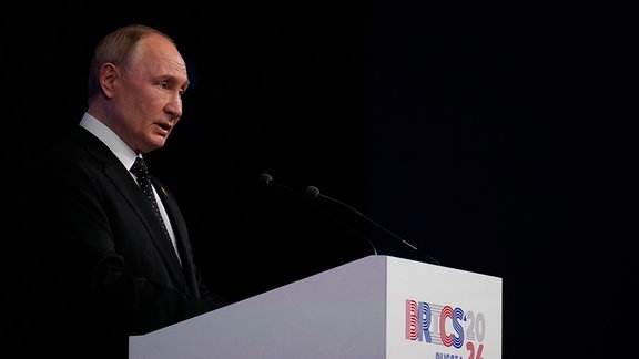 Wladimir Putin (r), Präsident von Russland, nimmt an einer offiziellen Begrüßungszeremonie für die Delegationsleiter auf dem BRICS-Gipfel teil.