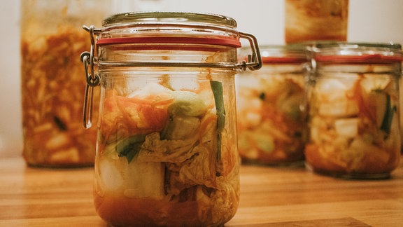 Traditionelles Kimchi im Glas.