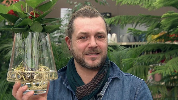 Floristmeister David Gerisch mit Anthurie im Glas