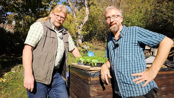 Gemüseexperte Martin Krumbein und Regisseur  Jörg Heiß stehen an einem Hochbeet  