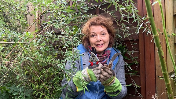 Brigitte Goss mit Werkzeugen in der Hand.