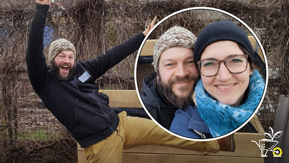 Bildcollage: Kleingärtner Frank Krause jubelt vor seinem fertigen Hochbeet. Selfie von Frank Krause und Nadine Witt.