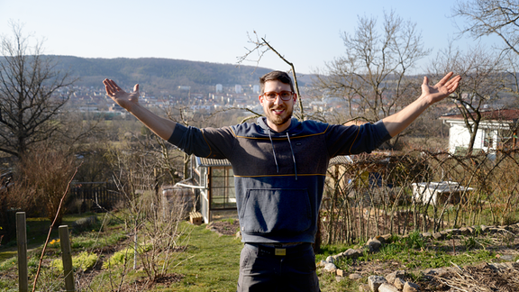 Hobbygärtner Fabian Fröderking in seinem Garten