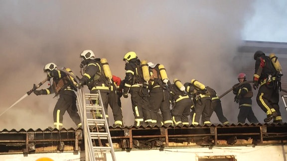 Feuerwehr löscht Brand