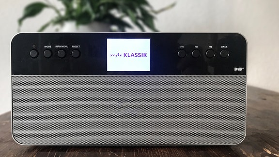 Ein Digitalradio, das MDR KLASSIK über DAB+ empfängt und das Senderlogo anzeigt.