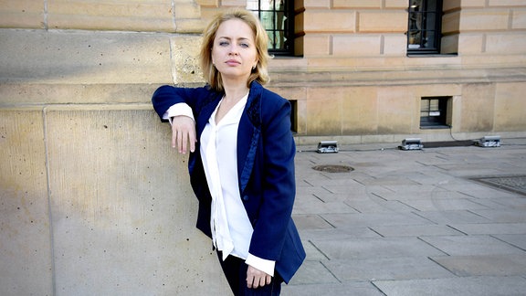 Die Musikerin, Dirigentin Anna Skryleva am Schauspielhaus auf dem Gendarmenmarkt in Berlin.