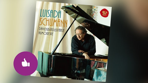 Das CD-Cover der Empfehlung Luisada Schumann. Der Auf dem Cover: der Pianist lehnt am offenen Flügel. Hinter dem Cover unscharfer Hintergrund. Piktogramm Empfehlungen