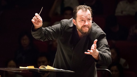 Andris Nelsons dirigiert