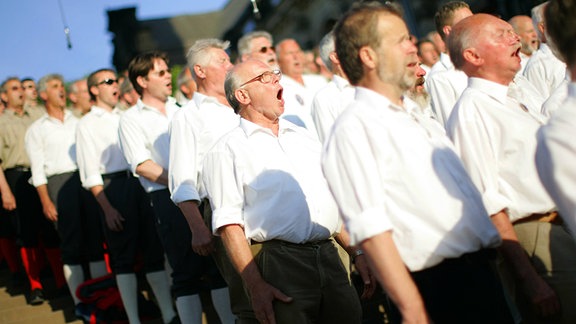 Männerchor in weißen Hemden