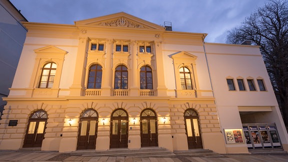 Außenansicht des Eduard-von-Winterstein-Theaters in Annaberg-Buchholz