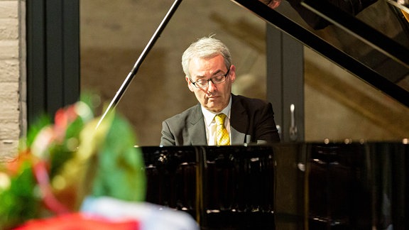 Markus Becker Pianist spielt am Klavier.